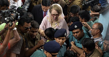 بالصور.. رئيسة وزراء بنجلادش السابقة تسلم نفسها للمحكمة