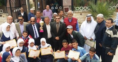 رئيس مدينة رفح يسلم فريق مدرسة الإمام على كأس التفوق فى مسابقة أوائل الطلبة