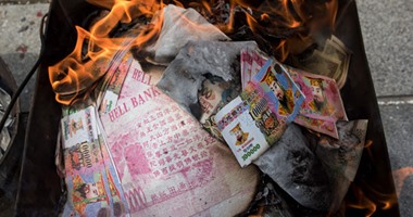 الصينيون يحرقون النقود بالمقابر فى وداع أجدادهم
