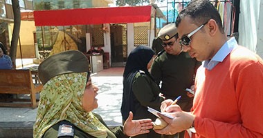 بالصور.. "اليوم السابع" يحاور أشهر سجانة.. الشرطية سامية: عملى لا يؤثر على شخصيتى فأنا صارمة فى الشغل وست بيت حنينة مع أولادى وزوجى.. وتؤكد: الدنيا لا تستحق القتال من أجلها واللى عايز عظة يجى يزورنا