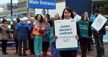 بالصور.. آلاف الأطباء المبتدئين فى بريطانيا يبدأون إضرابا شاملا لمدة يومين