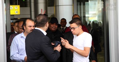 طارق عبد الجابر يصل القاهرة  بعد السماح له بالعودة للبلاد