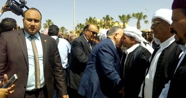 بالصور.. أهالى الحزام الأخضر يستقبلون وفد النواب برئاسة السيد الشريف