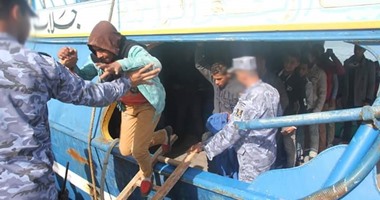 بالصور..القوات البحرية تحبط محاولة هجرة غير شرعية لـ(14) مصريا شمال رشيد