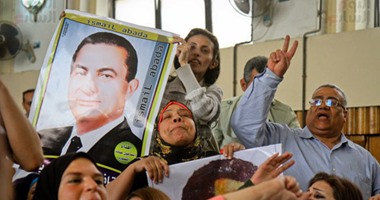 جمال مبارك يرافق والده ويحيى مؤيديه أمام مستشفى المعادى العسكرى