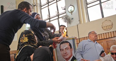 بالفيديو..أنصار مبارك يشعلون النار فى لافتة كتبوا عليها"نكسة 25يناير"