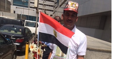 مواطن يجمع "الملك سلمان والرئيس السيسى" على "تى شيرت" واحد بمطار القاهرة