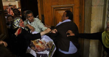 بالصور.. اشتباكات بالأيدى بين أنصار مبارك ومدعى بالحق المدنى بقضية "قتل المتظاهرين"