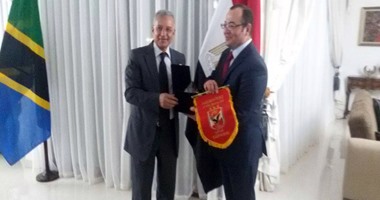 زيزو يُهدى قميص ودرع الأهلى لسفير مصر لدى تنزانيا