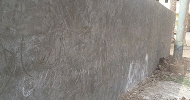 أهالى شلقام بالمنيا لرئيس الوزراء: "المياه" أقامت جدارا عازل بين القرية والطريق العام 