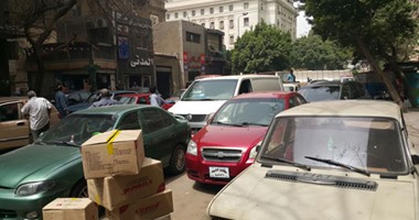 قارئ يشكو من "ركن" السيارات وتركها فى الشوارع دون مراعاة لحقوق المارة