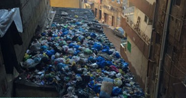 قارئ يشكو من تراكم القمامة بسبب مركز تجميل بالإسكندرية