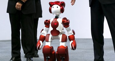 بالصور.. "الروبوت إيمو".. إنسان آلى ومترجم يابانى "لحد ما يجيبوا مرشد سياحى"