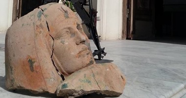 مدير الفنون بالإسكندرية: وجدت رأس "كاتمة الأسرار" على الأرض فنقلته للمتحف