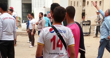 مشجع يؤازر الزمالك أمام بجاية الجزائرى و"قدمه" فى الجبس