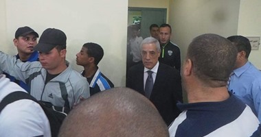 بالفيديو.. الصور..السفير الجزائرى يؤازر لاعبى مولودية بغرف الملابس