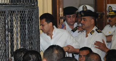 "غسيل الأموال" تعيد محسن السكرى لخلف القضبان أمام الجنايات 