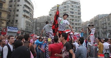 مواطنون يتوافدون على التحرير للاحتفال بفوز السيسى فى انتخابات الرئاسة.. أنصار المشير يهتفون: ولا بالسكر ولا بالزيت.. السيسى موجود فى كل بيت.. وانتشار أمنى بمداخل ومخارج الميدان لتأمين المحتفلين