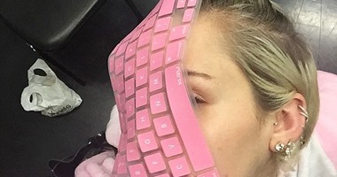 مايلى سايروس تخفى وجهها بـ"لوحة مفاتيح" جلدية