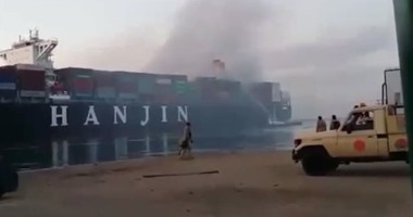 بالفيديو..لحظة إندلاع حريق فى سفينة حاويات بقناة السويس