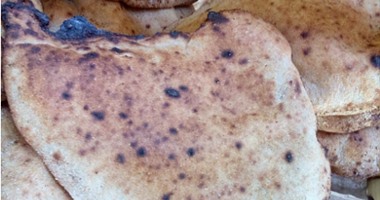 "واتس آب اليوم السابع": مواطن بإمبابة يعثر على حشرة برغيف خبز
