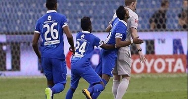 بالفيديو.. إيقاف لاعب الهلال وتغريمه 20 ألفًا بعد "نطح" حكم الديربى