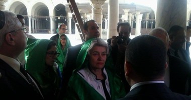 بالفيديو.. مديرة اليونسكو ترتدى الإسدال داخل مسجد عمرو بن العاص