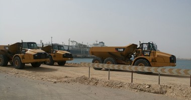 بالصور.. وصول معدات توسعة الحوض الثالث لميناء السخنة