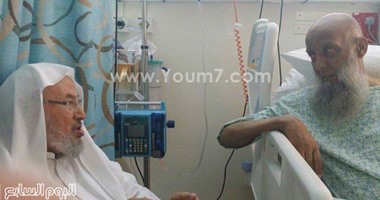 "القرضاوى" يزور أبو إسحق الحوينى بالعناية المركزة بمستشفى حمد فى قطر