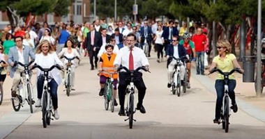 على خطى "السيسى".. رئيس الوزراء الإسبانى يقود دراجة بشوارع مدريد