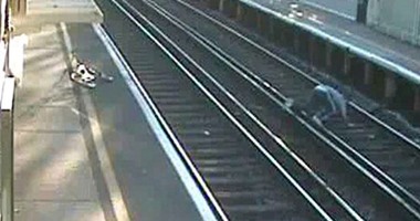 بريطانيا تحذر قائدى الدراجات بفيديو يسجل لحظة سقوط رجل بجوار خط القطار