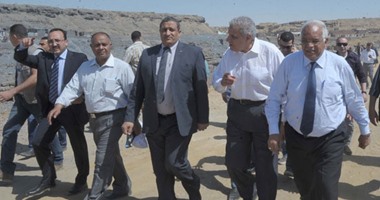 محلب ومحافظ القاهرة يتابعان أعمال إزالة المناطق الخطرة بمنشأة ناصر