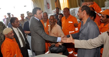 بالصور.. محافظ بنى سويف يوزع 200 شنطة رمضانية على عمال النظافة