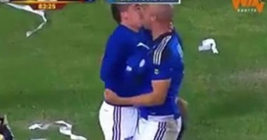 بالفيديو.. "قبلة" فى احتفال لاعبين بهدف فى الدورى الكولومبى