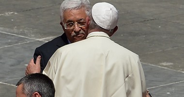 البابا فرنسيس يعانق أبومازن فى ختام طقوس تقديس الراهبتين الفلسطينيتين