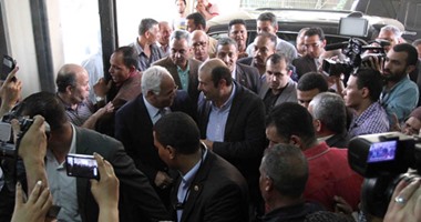 أهالى الوايلى يستقبلون محافظ القاهرة ووزير التموين بـ"الزغاريد"