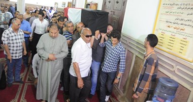 بالصور..المئات يشيعون جنازة المستشار مجدى مبروك شهيد حادث العريش