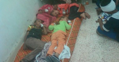بالصور.. أطفال مصابين يفترشون الأرض بمستشفى الخارجة العام