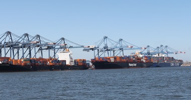 هيئة ميناء دمياط تناقش مع الشركات مواجهة العقبات التى تواجهها 