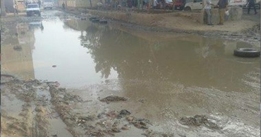 "اليوم السابع واتس آب": شوارع "منشأة القناطر" تغرق فى مياه الصرف الصحى