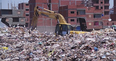 بالصور.. القمامة تحاصر مدخل مدينة المحلة قبل يوم من زيارة محلب للمدينة