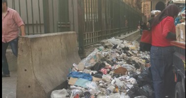 "اليوم السابع واتس آب": أكوام القمامة تحاصر مسجد "الحسين"