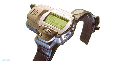 بالفيديو.. سامسونج أول شركة فى العالم تطرح هاتفا يمكن ارتداؤه عام 1999