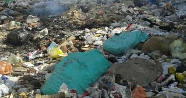 "واتس آب اليوم السابع".. القمامة تملأ شارع الأربعين فى جسر السويس