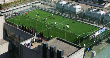 بالصور.. الصين تستغل أسطح المدارس لإنشاء ملاعب كرة القدم