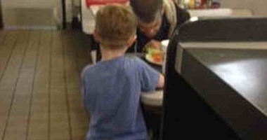 طفل فى الخامسة من عمره يطلب من أمه شراء العشاء لرجل بلا مأوى