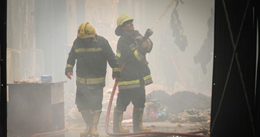 بالفيديو والصور..الدفع بـ4 سيارات إطفاء أخرى للسيطرة على حريق مخزن الجمارك برمسيس