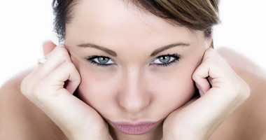 الإحباط والتقلبات المزاجية من العلامات الأولى لسن اليأس لدى المرأة