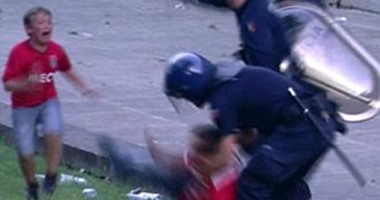 طفل يصاب بالذعر لمشاهدة الشرطة البرتغالية تتعدى على والده أثناء مباراة