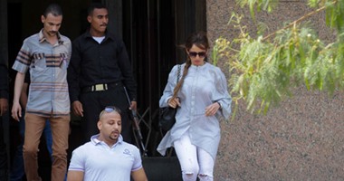 بالفيديو والصور.. زينة تغادر المحكمة بعد حضور دعوى إثبات النسب ضد أحمد عز